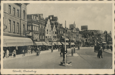 865075 Gezicht over het noordelijk deel van het Vredenburg te Utrecht, vanaf de Catharijnebrug, met in het midden een ...